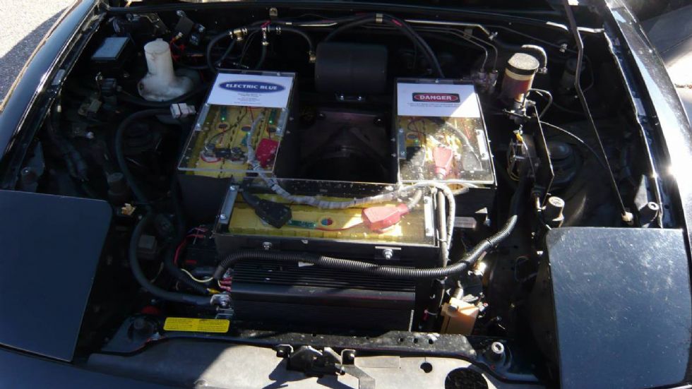 To MX-5 υπέστη αντικατάσταση στον βενζινοκινητήρα από έναν ηλεκτροκινητήρα και μια συστοιχία μπαταριών λιθίου μεγέθους 28,8 kWh.